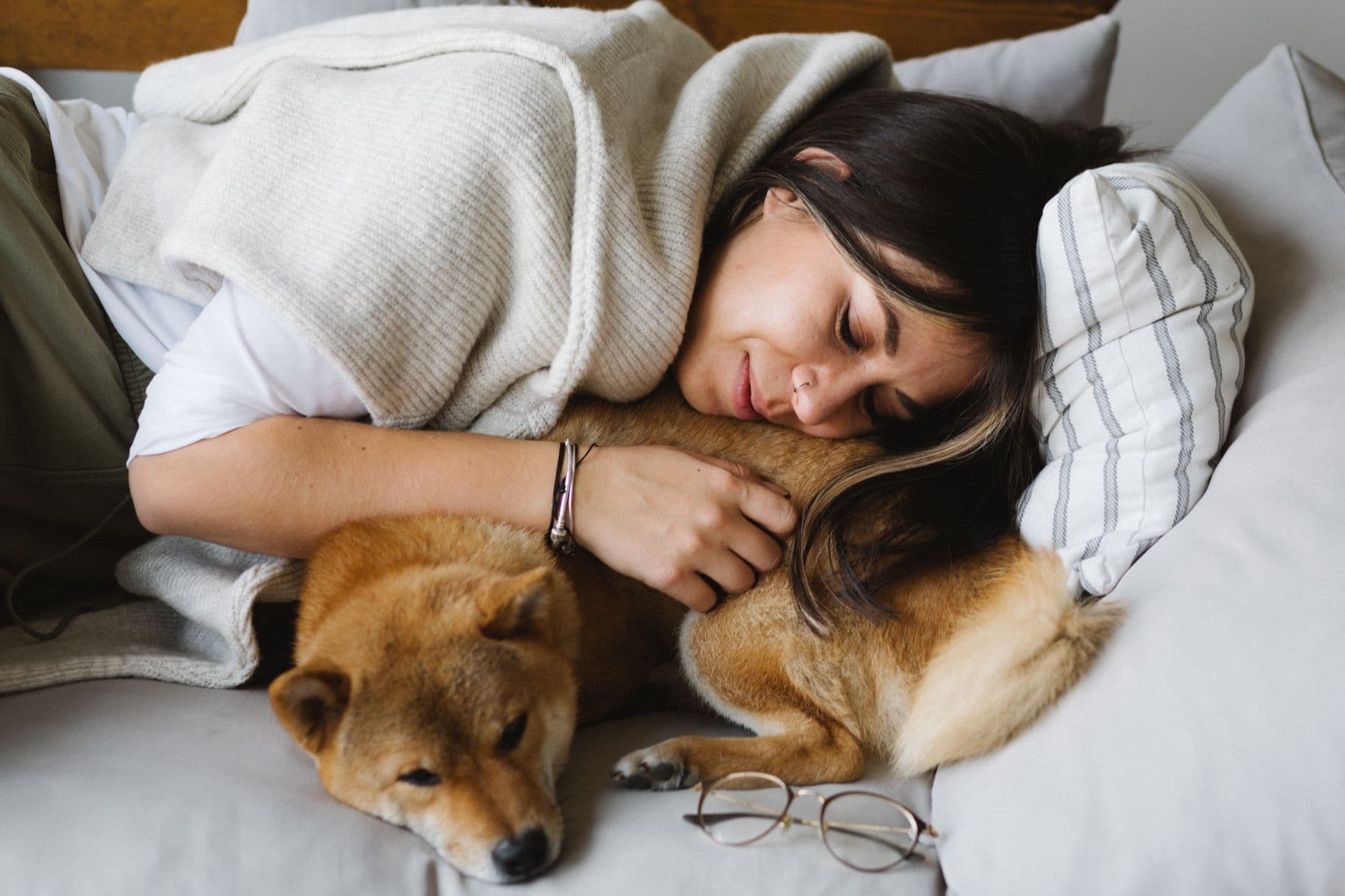 Evinde köpeğiyle dinlenen bir kadın